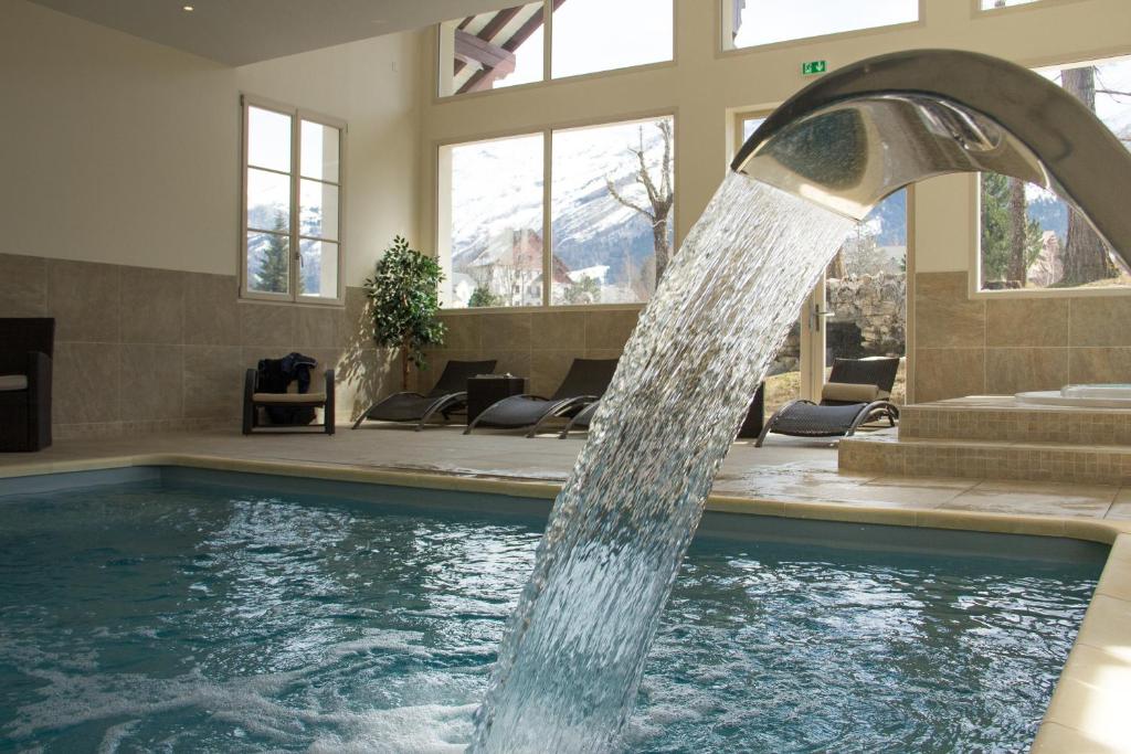 Piscine intérieure de l'hôtel