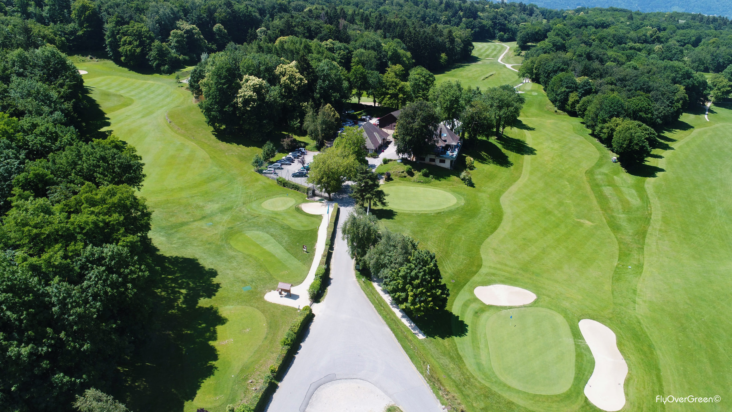 Le clubhouse au cœur des fairways boisés