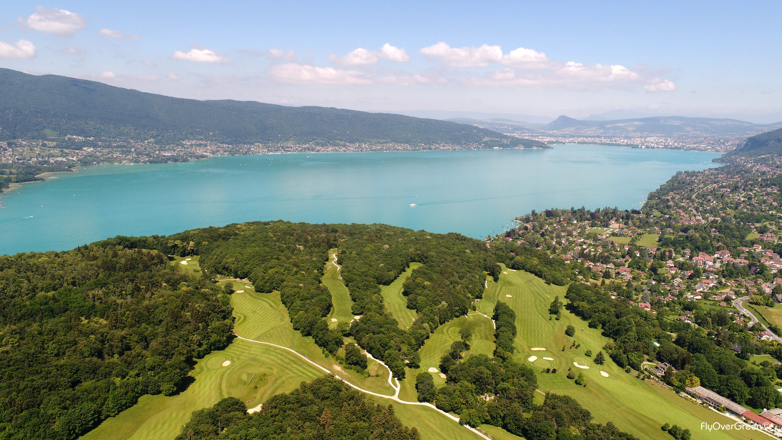 Vue aérienne du parcours au-dessus du lac turquoise