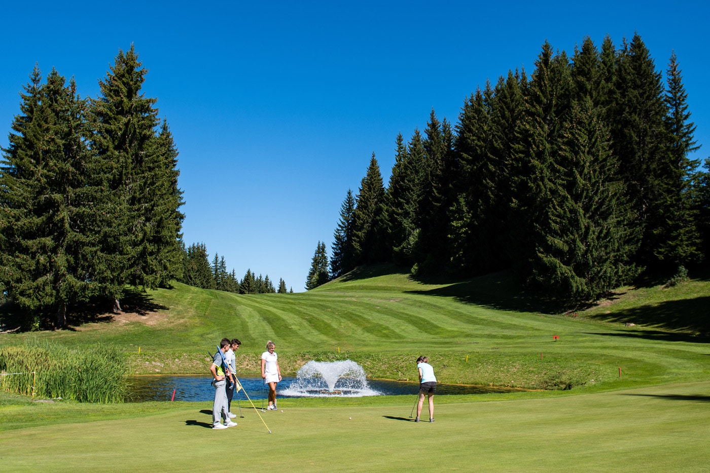 Green face aux Aravis, joueurs sur le putting