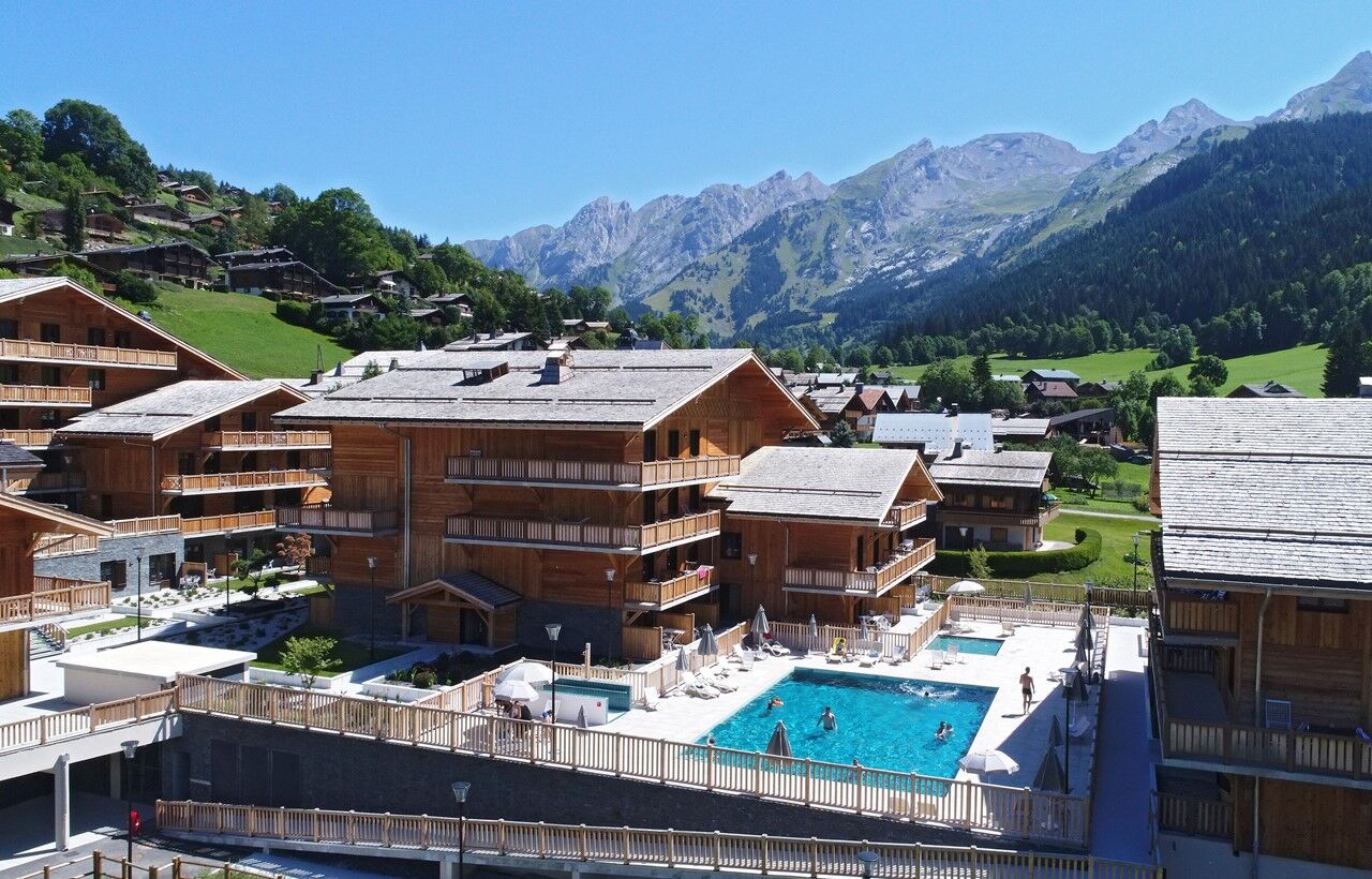 Hôtel & Spa Le Chamois — façade chalet savoyard
