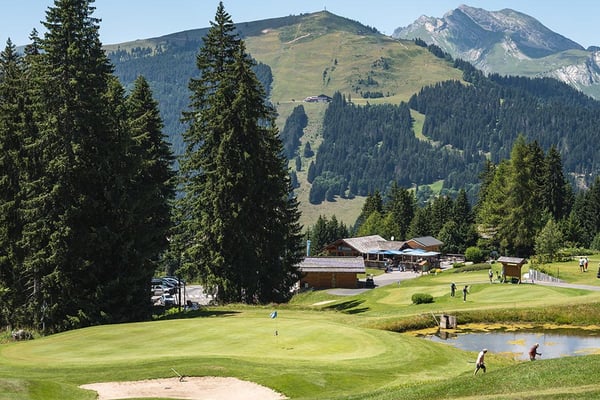 Le clubhouse au pied des pistes du Mont-Chéry