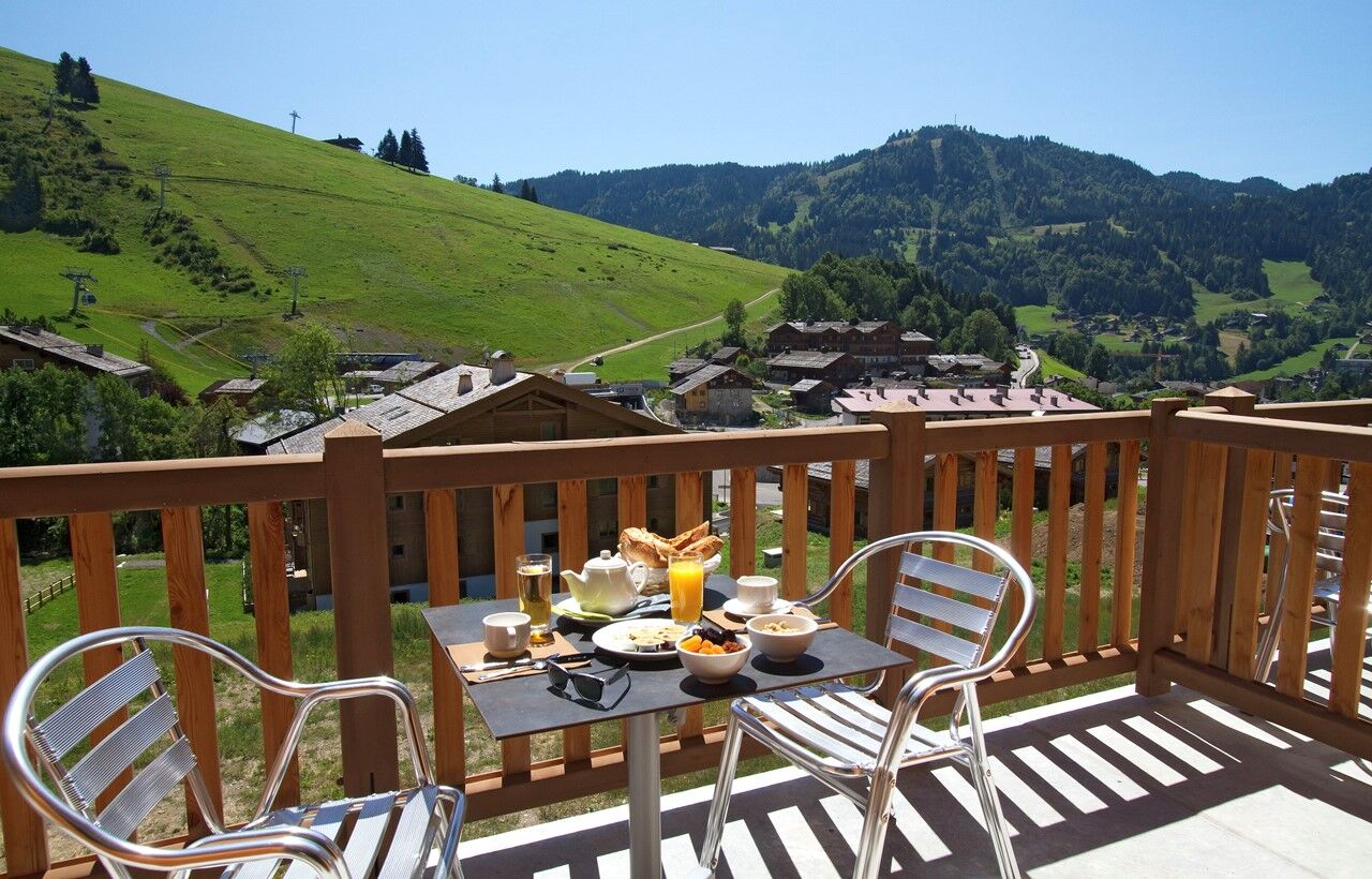 Petit-déjeuner en terrasse face aux Aravis